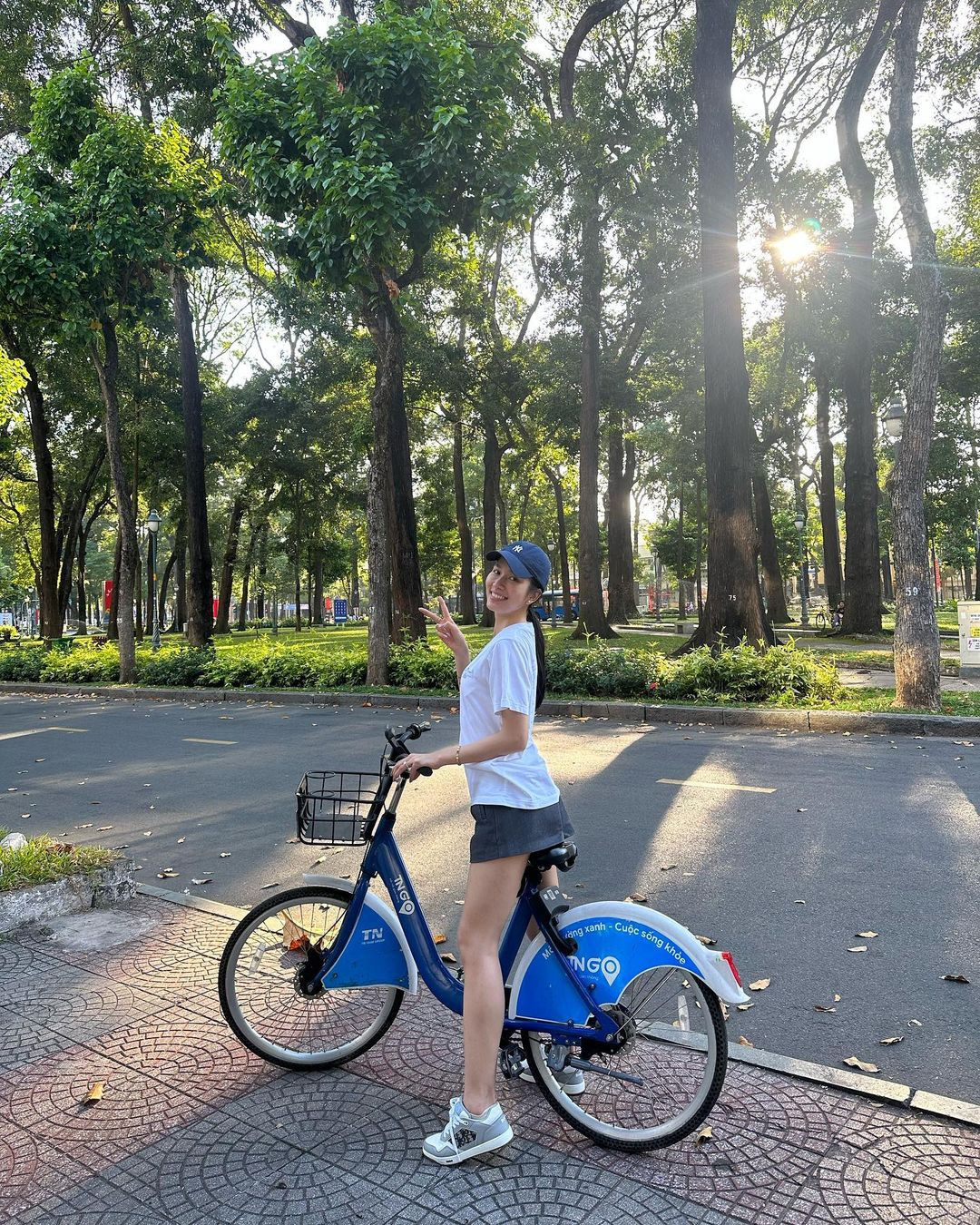 Á hậu Phương Anh diện trang phục năng động, cá tính khi xuống phố vào ngày mùng 3 Tết. Vì đường phố TPHCM những ngày Tết vắng vẻ nên Phương Anh chọn di chuyển bằng xe đạp để thảnh thơi ngắm cảnh.