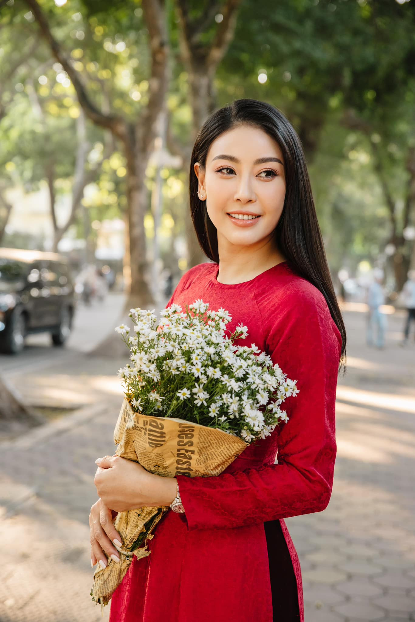 Hoa hậu Hà Kiều Anh và cô con gái út gây chú ý khi mặc áo dài dạo phố. Con gái út Vivian của Hà Kiều Anh được gọi là "tiểu mỹ nhân".