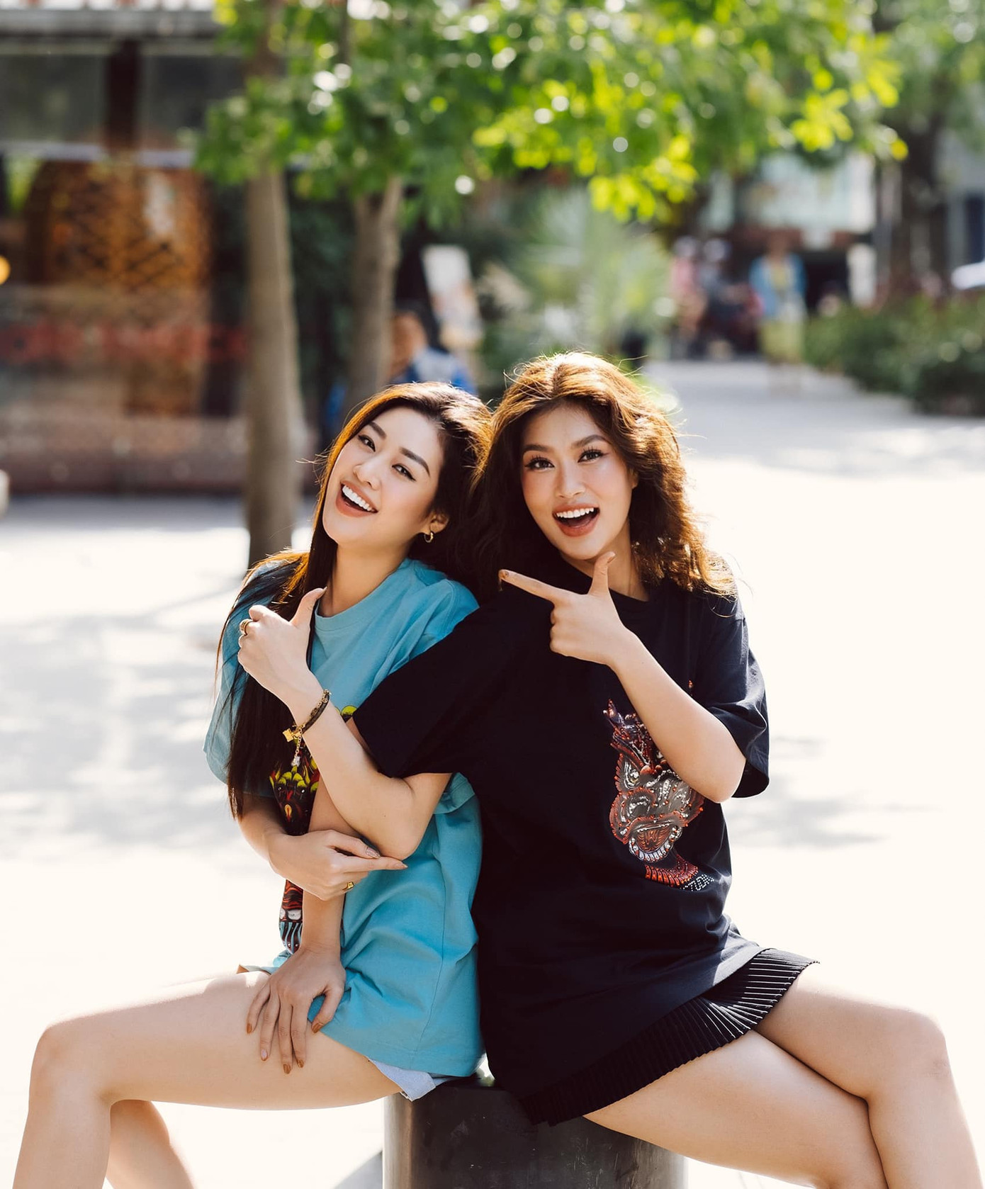 Hoa hậu Khánh Vân hội ngộ Hoa hậu Thiên Ân trên phố ngày đầu xuân. Hai người đẹp chọn phong cách áo giấu quần thoải mái. Khánh Vân và Thiên Ân thân thiết ngoài đời.