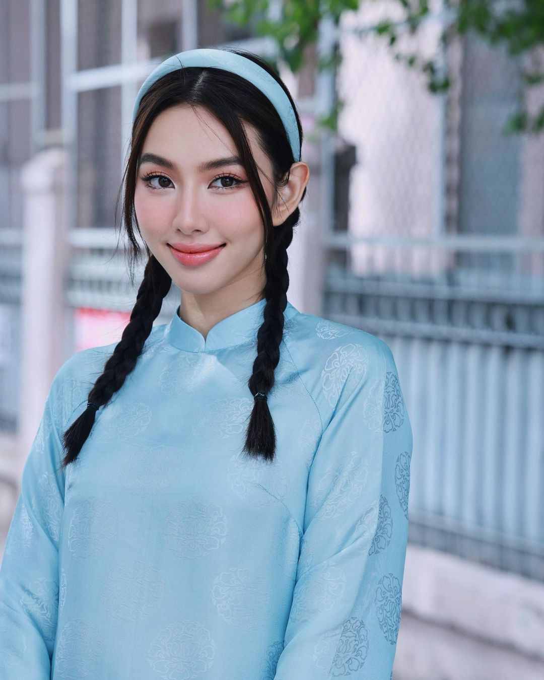 Hoa hậu Thùy Tiên diện áo dài tông màu xanh nền nã, dịu dàng khi du xuân trong ngày mùng 2 Tết. 2022 là năm Thùy Tiên kết thúc nhiệm kỳ Miss Grand International. Cô đã có một năm đương nhiệm thành công, tạo được ảnh hưởng trên nhiều lĩnh vực.