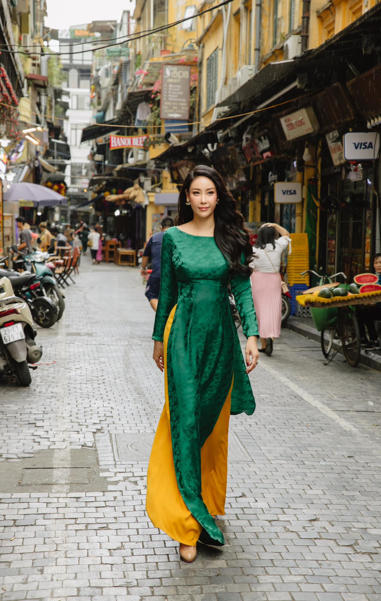 Năm nay, Hoa hậu Hà Kiều Anh dành thời gian cùng gia đình đón Tết ở thủ đô. Những năm trước, cô thường đón năm mới ở TPHCM hoặc ra nước ngoài. Ra Hà Nội, Hoa hậu Việt Nam 1992 diện áo dài xuống phố cổ những ngày đầu năm để tận hưởng không khí vắng vẻ, thoáng đãng hiếm hoi trong năm.