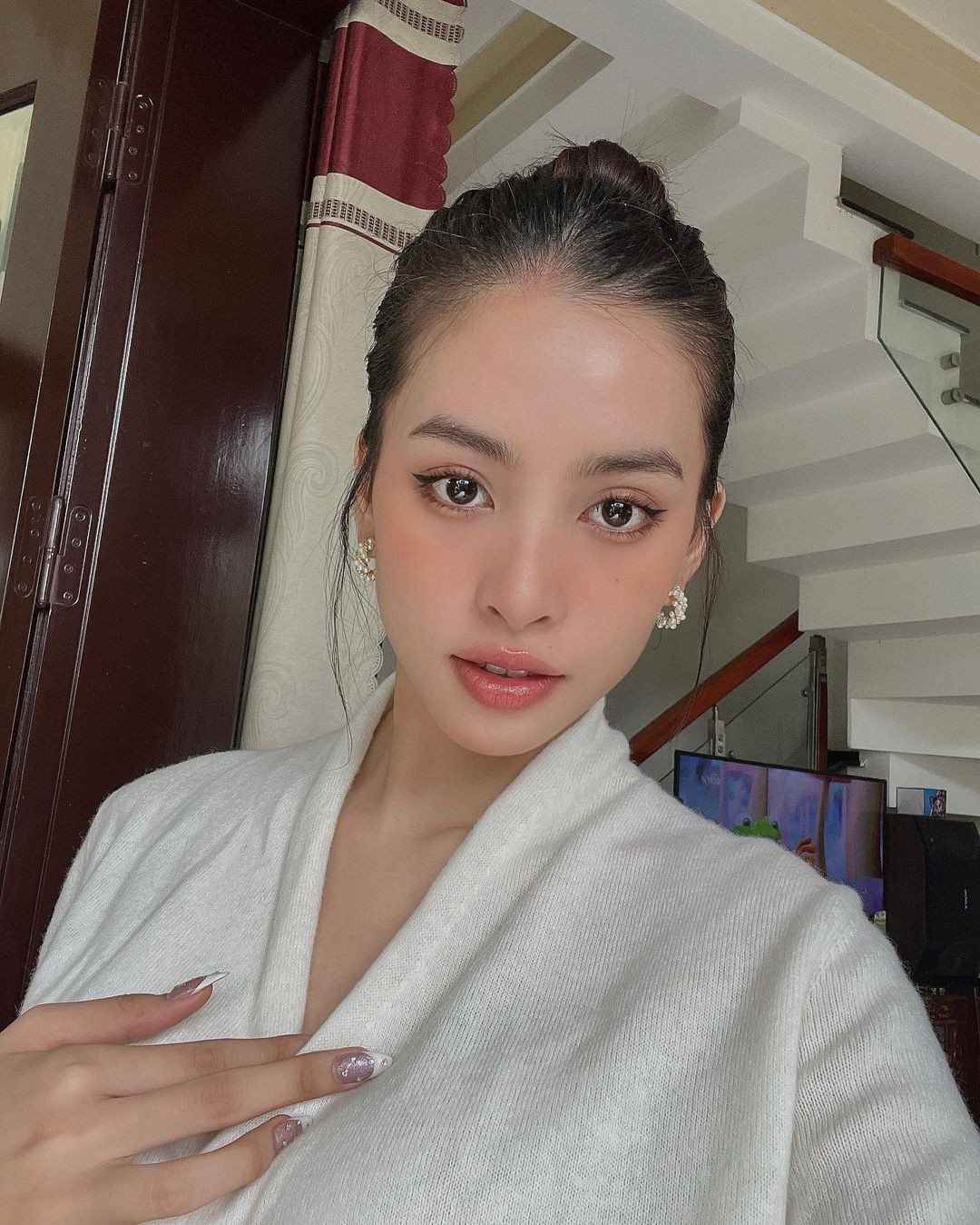 Hoa hậu Tiểu Vy trong ngày mùng 2 Tết. Gương mặt Tiểu Vy dù chỉ trang điểm nhẹ nhàng vẫn cuốn hút. Cô được coi là một trong những hoa hậu có gương mặt đẹp nhất showbiz.