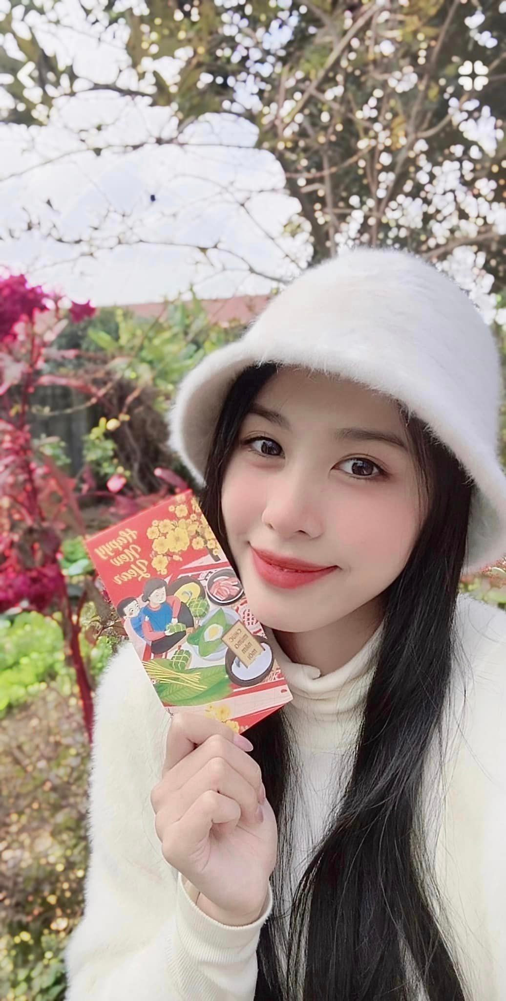 Á hậu Ngọc Hằng khoe lì xì trong ngày mùng 2 Tết. Cô chọn các trang phục gam màu trắng kín đáo, thanh lịch khi về quê đón Tết với gia đình.