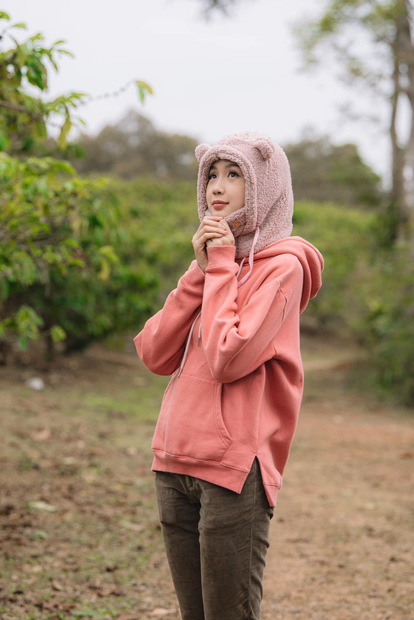 Ngày mùng 5 Tết, Hoa hậu Bảo Ngọc thăm vườn cà phê. Tết là khoảng thời gian hiếm hoi Bảo Ngọc được nghỉ ngơi sau một năm bận rộn với nhiều cuộc thi nhan sắc trong nước và quốc tế. Sau Tết, người đẹp Cần Thơ tiếp tục hoàn thành nghĩa vụ Hoa hậu Liên lục địa trong thời gian đương nhiệm.