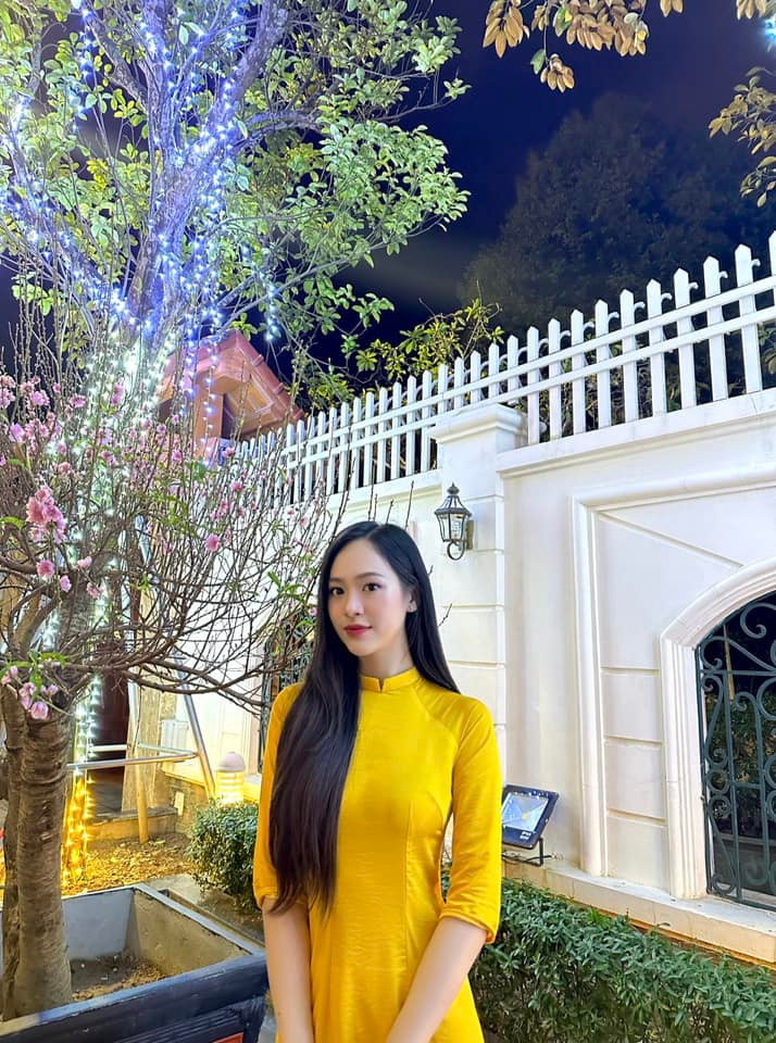 Á hậu Trịnh Thùy Linh diện áo dài nền nã, duyên dáng khi du xuân, chúc Tết cùng gia đình.