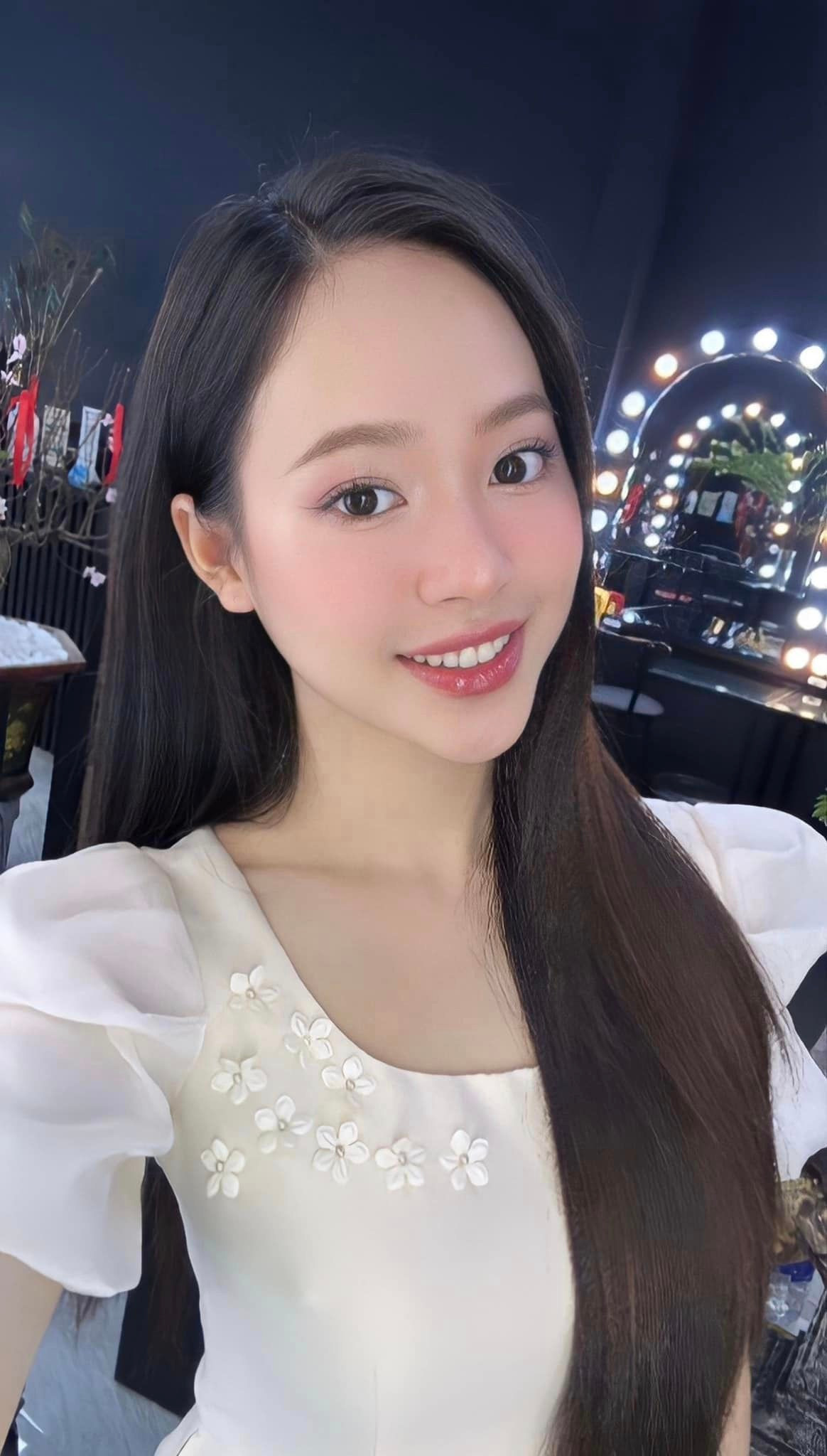 Á hậu Trịnh Thùy Linh khoe nhan sắc trong trẻo với bộ váy trắng trong ngày đầu năm. Cô về đón Tết ở Thanh Hóa cùng gia đình. 2022 cũng là năm đáng nhớ với Thùy Linh khi cô giành danh hiệu cao quý Á hậu 1 ở cuộc thi Hoa hậu Việt Nam 2022.