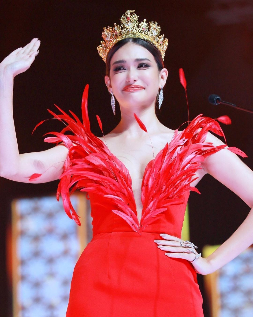 Á hậu Hòa bình Thái Lan bị nghi thẩm mỹ vì gương mặt khác lạ ảnh 2 Á hậu Hòa bình Thái Lan bị nghi thẩm mỹ vì gương mặt khác lạ ảnh 2