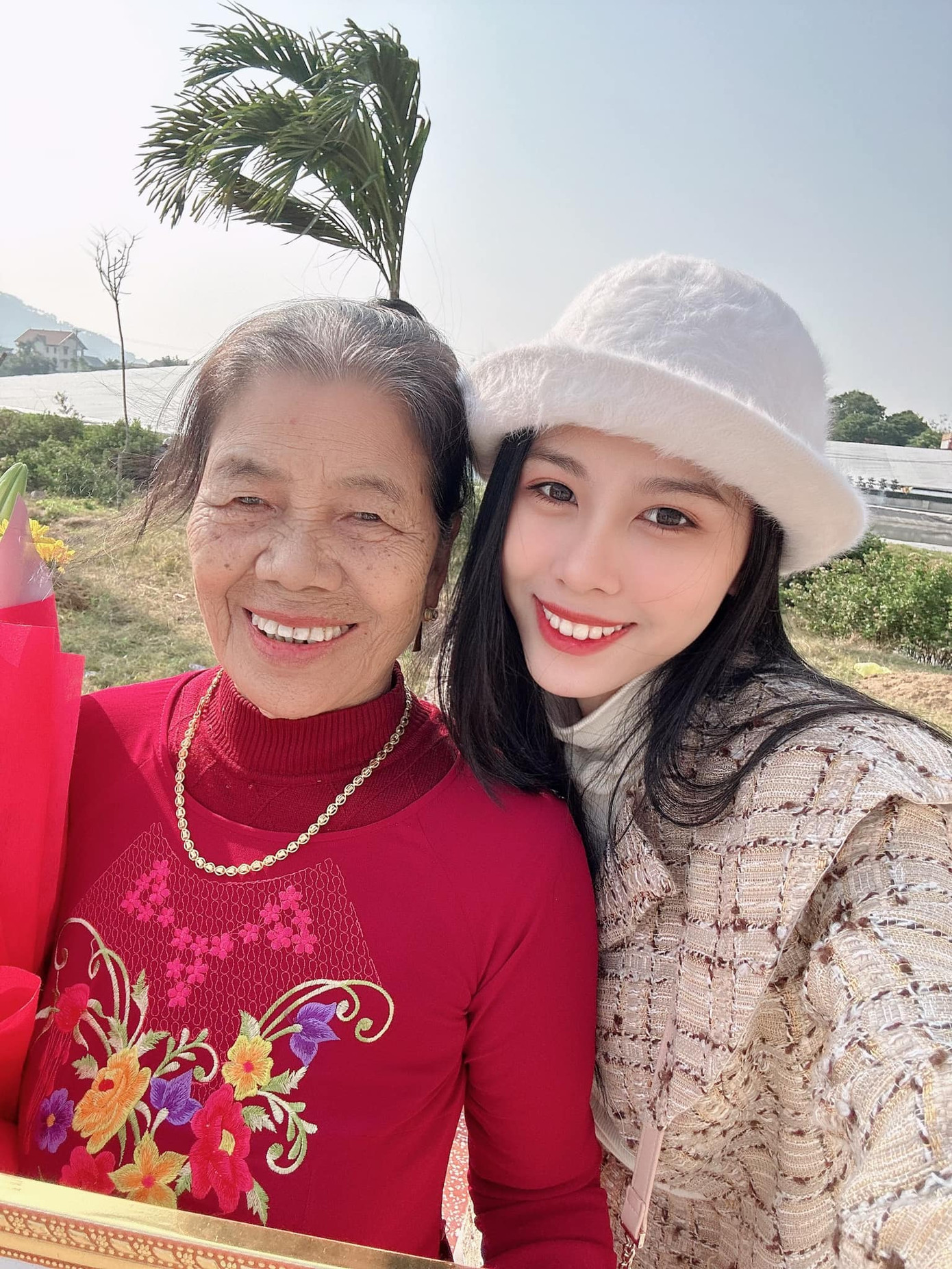 Á hậu Ngọc Hằng chia sẻ khoảnh khắc bình dị ngày Tết bên người thân ở quê nhà Thanh Hóa.