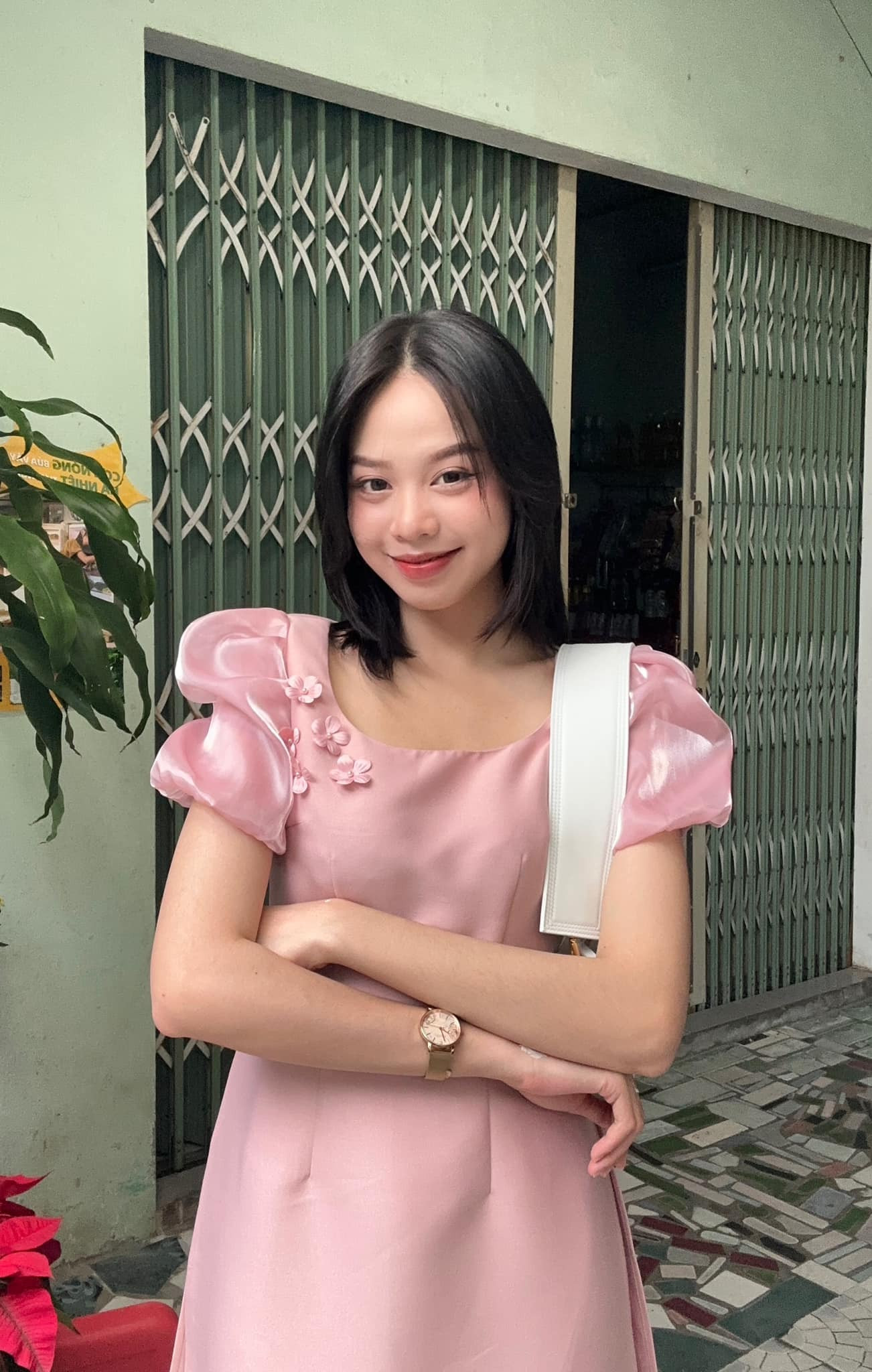 Hoa hậu Thanh Thủy diện áo dài màu hồng pastel trong ngày đầu năm mới. 2022 là năm đáng nhớ với người đẹp Đà Nẵng khi cô đăng quang ngôi vị danh hiệu cao quý.