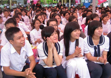 Tình cảm nam nữ là một trong những mối bận tâm hàng đầu của lứa tuổi mới lớn (Trong ảnh: Học sinh Trường THPT Hùng Vương, TP.HCM trong một chương trình tư vấn tâm lý).