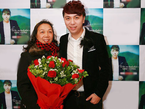 Ca sĩ Minh Vương và mẹ