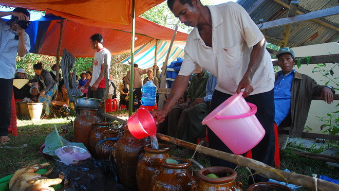 Chuẩn bị rượu cần cho cuộc tiễn đưa