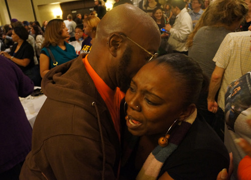 Ôm chầm lấy nhau khóc mừng chiến thắng cùng Obama