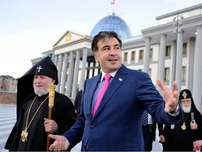 Tổng thống Mikhail đi bộ bên ngoài dinh tổng thống