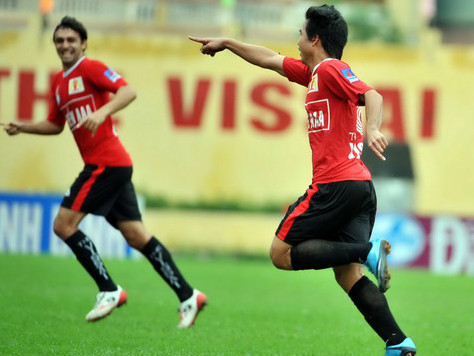 Bản hợp đồng của Việt Thắng (phải) với V.NB được ký với giá 8 tỷ đồng, không thông qua môi giới