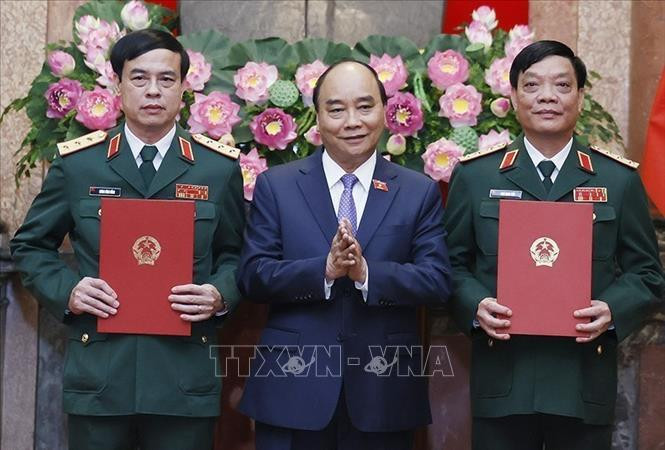 Chủ tịch nước Nguyễn Xuân Phúc, Thống lĩnh các lực lượng vũ trang nhân dân, Chủ tịch Hội đồng Quốc phòng và An ninh trao Quyết định thăng quân hàm từ Trung tướng lên Thượng tướng đối với đồng chí Ngô Minh Tiến và Lương Đình Hồng. Ảnh: Thống Nhất/TTXVN Chủ tịch nước Nguyễn Xuân Phúc, Thống lĩnh các lực lượng vũ trang nhân dân, Chủ tịch Hội đồng Quốc phòng và An ninh trao Quyết định thăng quân hàm từ Trung tướng lên Thượng tướng đối với đồng chí Ngô Minh Tiến và Lương Đình Hồng. Ảnh: Thống Nhất/TTXVN