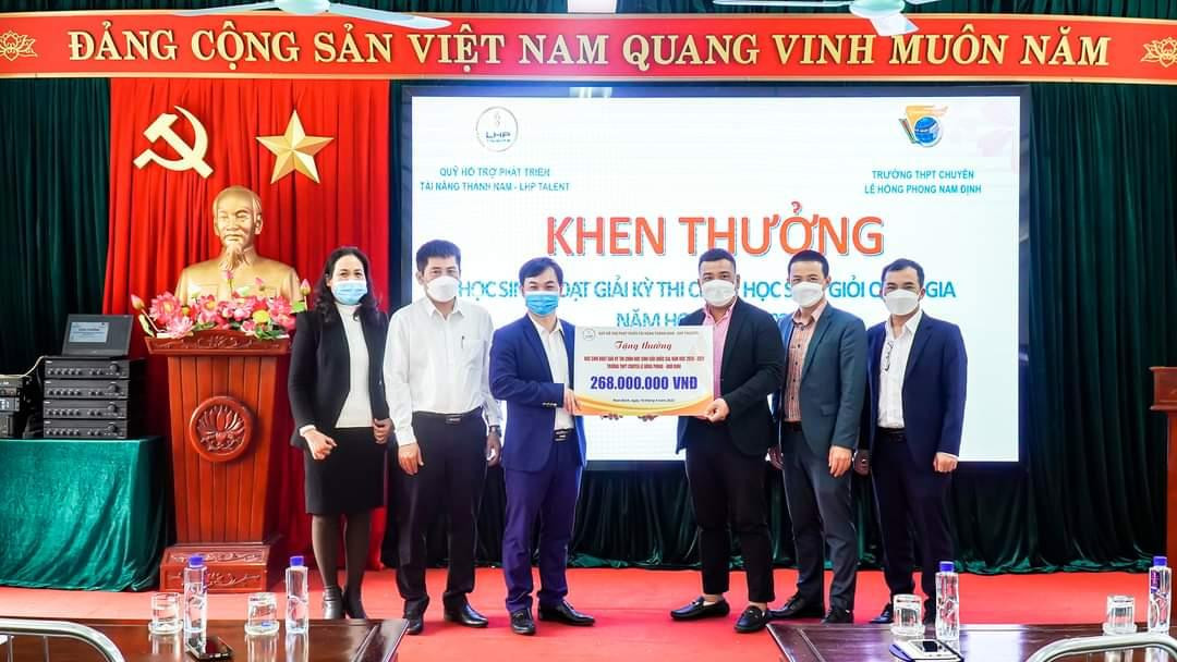 Đại diện Quỹ trao học bổng cho học sinh giỏi Quốc gia năm học 2020-2021