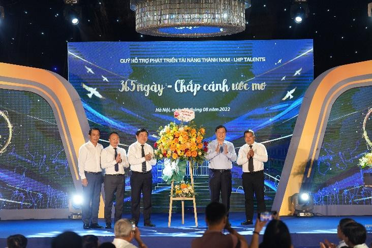 Bí thư Tỉnh ủy Nam Định Phạm Gia Túc (thứ 2 từ phải qua) trao tặng lẵng hoa cho Hội đồng quản lý Quỹ tại buổi lễ