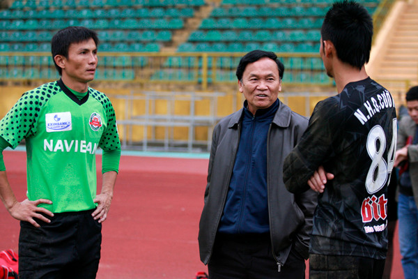 Giám đốc công ty CP Sông Lam Nghệ An, Nguyễn HồngThanh nói chuyện với hai thủ môn Quốc Cường và Thế Anh, những người từng khoác áo SLNA nhưng giờ đều thi đấu cho Navibank Sài Gòn 
