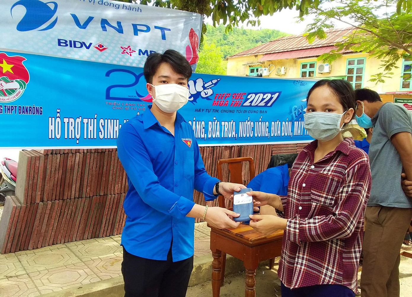 Lực lượng thanh niên tình nguyện trao máy tính Casio cho các thí sinh mượn thi, ngay sau khi các em hoàn thành thủ tục dự thi. Lực lượng thanh niên tình nguyện trao máy tính Casio cho các thí sinh mượn thi, ngay sau khi các em hoàn thành thủ tục dự thi.