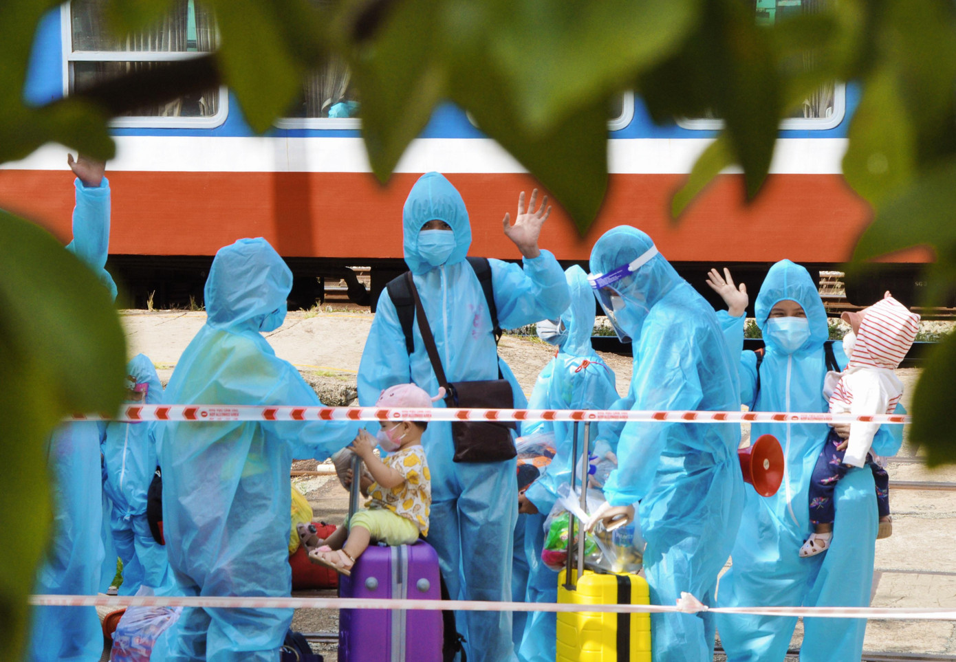 Đón người dân Quảng Trị lưu trú tại TPHCM về quê tránh dịch. Ảnh: QH.