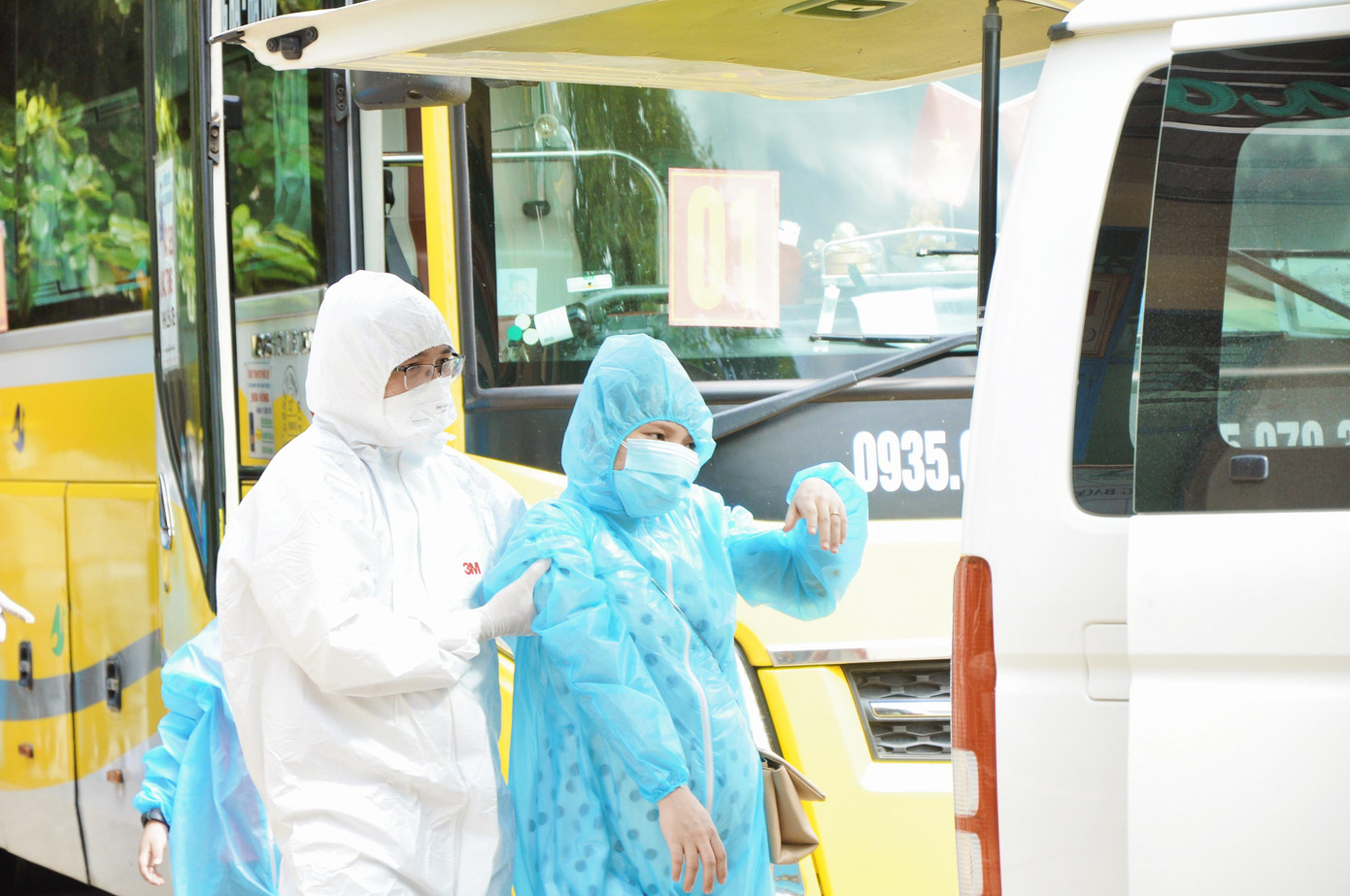 Trường hợp những người dân có dấu hiệu mất sức được nhanh chóng chăm sóc y tế. Ảnh: QH.