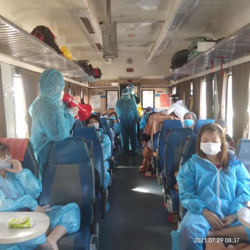 Người dân Quảng Trị trên đoàn tàu SE74 từ TPHCM trở về quê.