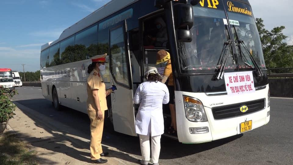 Lực lượng chức năng và ngành chuyên môn của tỉnh Quảng Trị đón các học sinh trở về từ TPHCM.. Ảnh: CSGT.