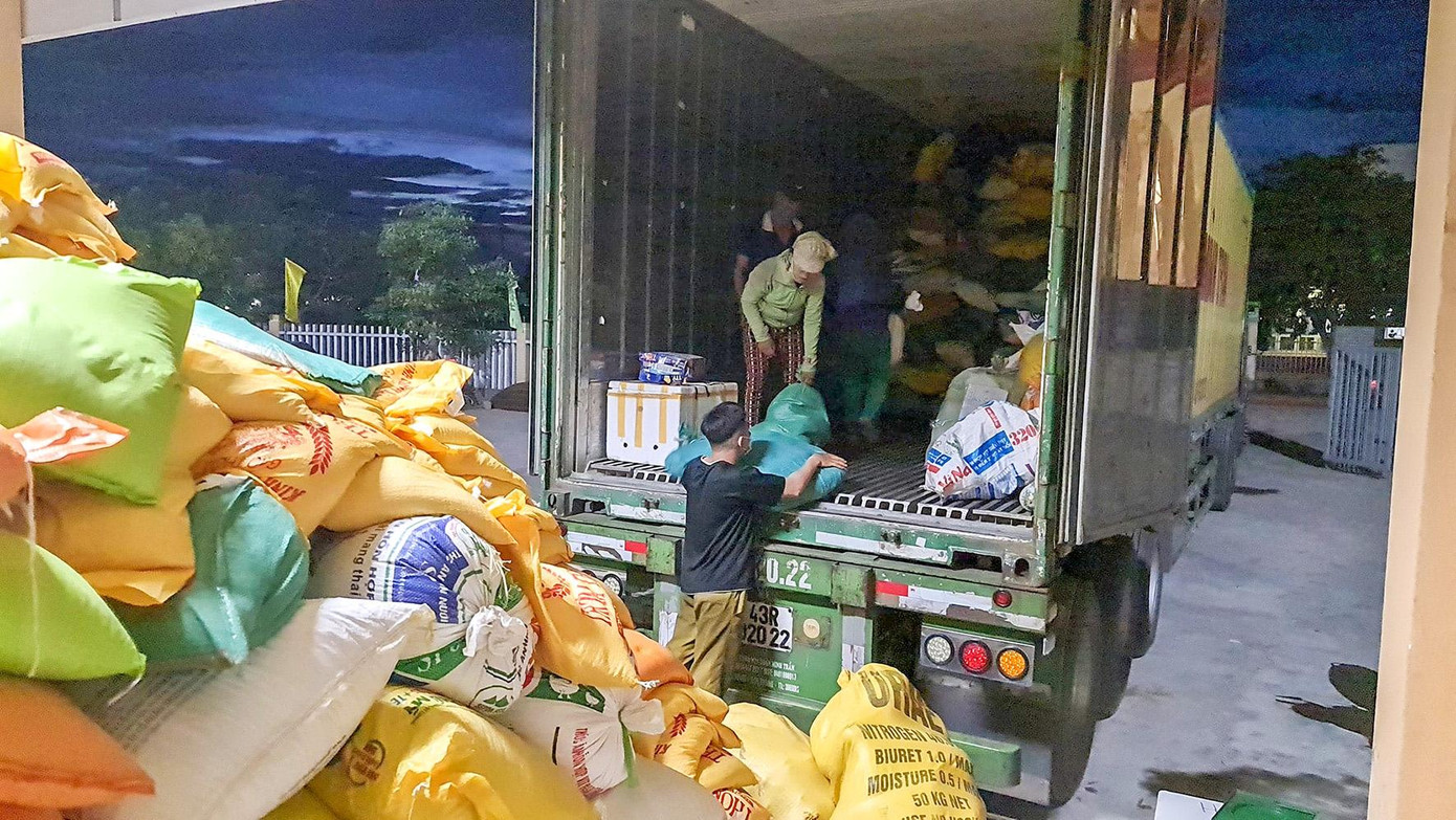 Sắp xếp hàng hóa hỗ trợ lên xe vận chuyển vào các tỉnh, thành phía Nam. Ảnh: Lê Trường. Sắp xếp hàng hóa hỗ trợ lên xe vận chuyển vào các tỉnh, thành phía Nam. Ảnh: Lê Trường.