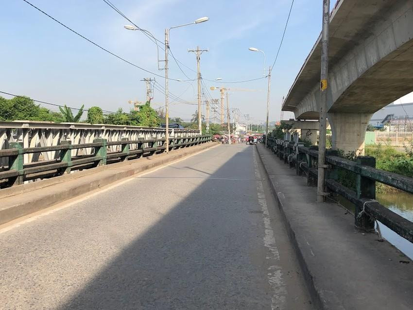 Công trình cầu Tăng Long mới bị treo hơn 3 năm qua, trong khi cầu cũ khá hẹp, thường xuyên xảy ra ùn tắc giao thông Công trình cầu Tăng Long mới bị treo hơn 3 năm qua, trong khi cầu cũ khá hẹp, thường xuyên xảy ra ùn tắc giao thông