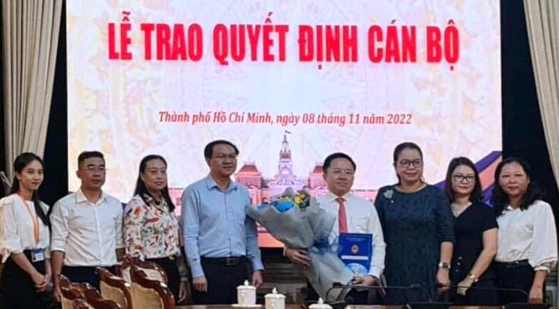 Ông Từ Lương (thứ 4 từ phải qua) và tập thể lãnh đạo Sở Thông tin và Truyền thông TPHCM Ông Từ Lương (thứ 4 từ phải qua) và tập thể lãnh đạo Sở Thông tin và Truyền thông TPHCM