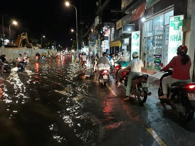 Triều cường gây khó khăn trong việc đi lại, kinh doanh buôn bán và làm đảo lộn cuộc sống, sinh hoạt của nhiều hộ dân ở TPHCM Triều cường gây khó khăn trong việc đi lại, kinh doanh buôn bán và làm đảo lộn cuộc sống, sinh hoạt của nhiều hộ dân ở TPHCM