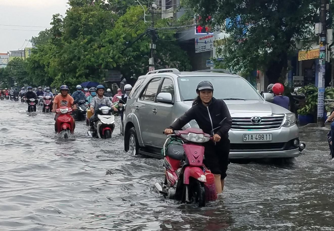 Đài Khí tượng thuỷ văn khu vực Nam Bộ cảnh báo người dân TPHCM đề phòng mưa lớn kết hợp triều cường gây ngập tại nhiều khu vực có địa hình thấp. Đài Khí tượng thuỷ văn khu vực Nam Bộ cảnh báo người dân TPHCM đề phòng mưa lớn kết hợp triều cường gây ngập tại nhiều khu vực có địa hình thấp.