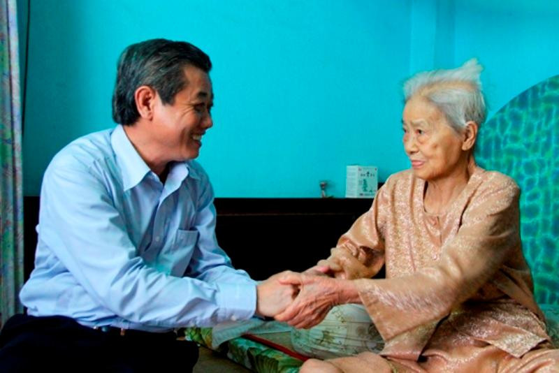 Phó Chủ tịch UBND TPHCM Hứa Ngọc Thuận thăm mẹ Việt Nam anh hùng Bùi Thị Định (phường 2, quận 4) vào tháng 7/2013