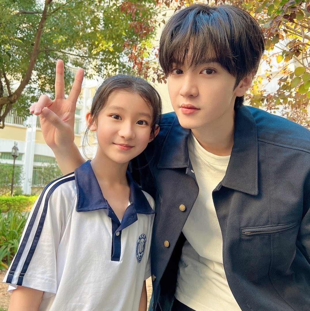 Nhân vật Tang Trĩ thích đàn anh Đoàn Gia Hứa từ khi là cô bé 14 tuổi. Nhân vật Tang Trĩ thích đàn anh Đoàn Gia Hứa từ khi là cô bé 14 tuổi.