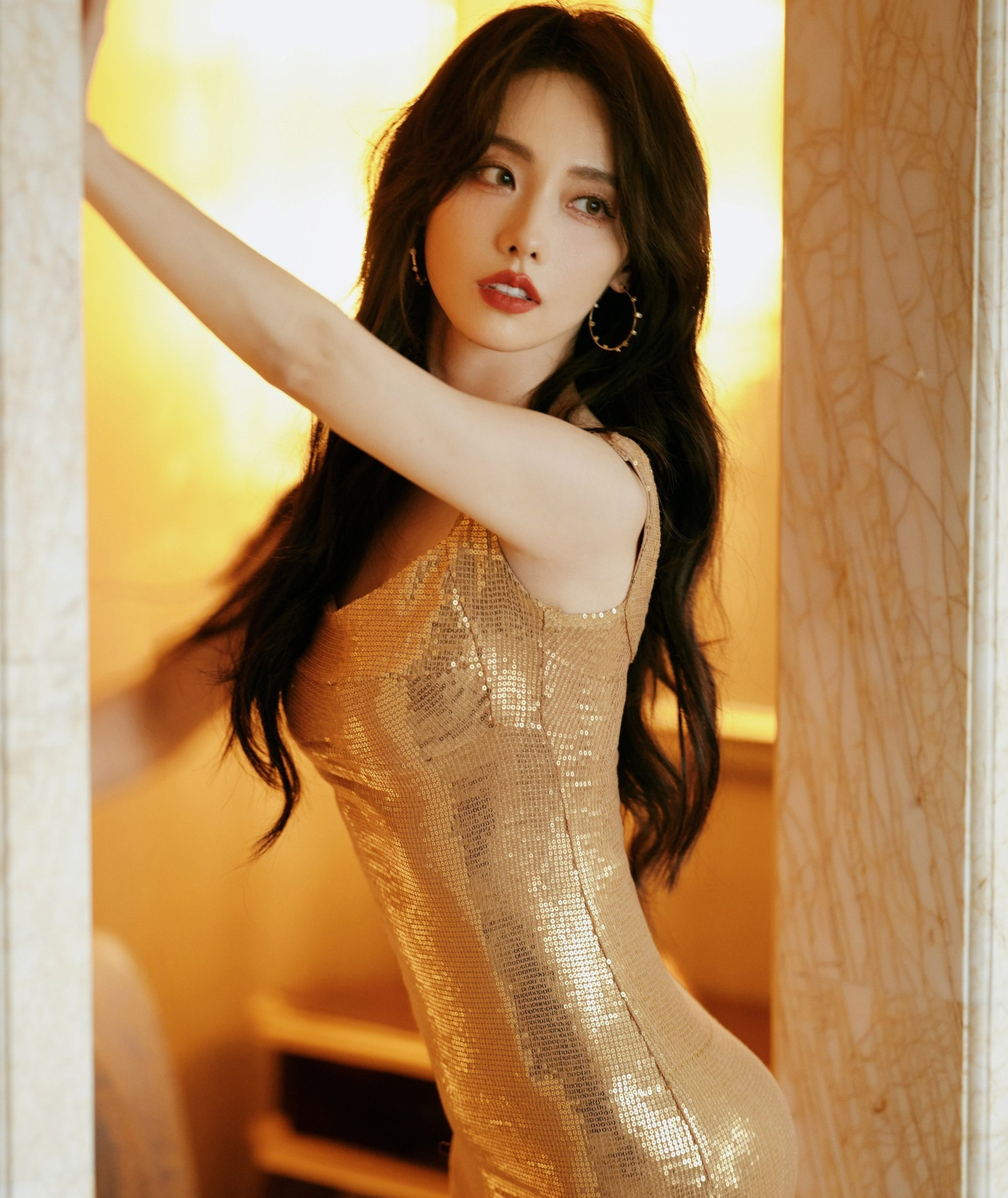 Angelababy và Trương Gia Nghê bị trừng phạt vì đi xem Lisa biểu diễn thoát y. Angelababy và Trương Gia Nghê bị trừng phạt vì đi xem Lisa biểu diễn thoát y.