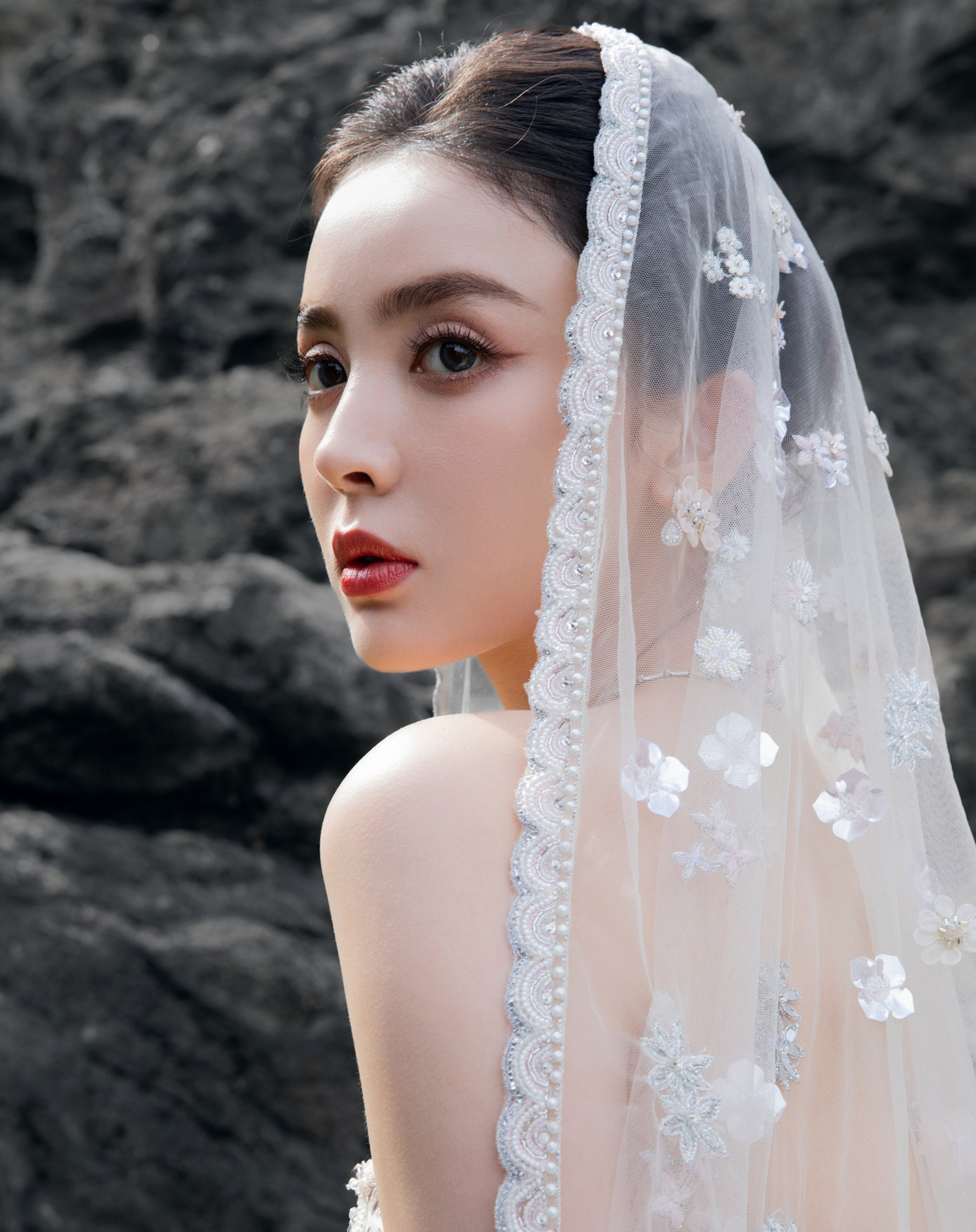 Mặt khác, đối thủ nặng ký nhất của Cổ Lực Na Trát là Địch Lệ Nhiệt Ba, lại tự làm khó mình trong một thiết kế không hợp phong cách, khiến Na Trát trở thành ngôi sao sáng nhất thảm đỏ Elle 2023.