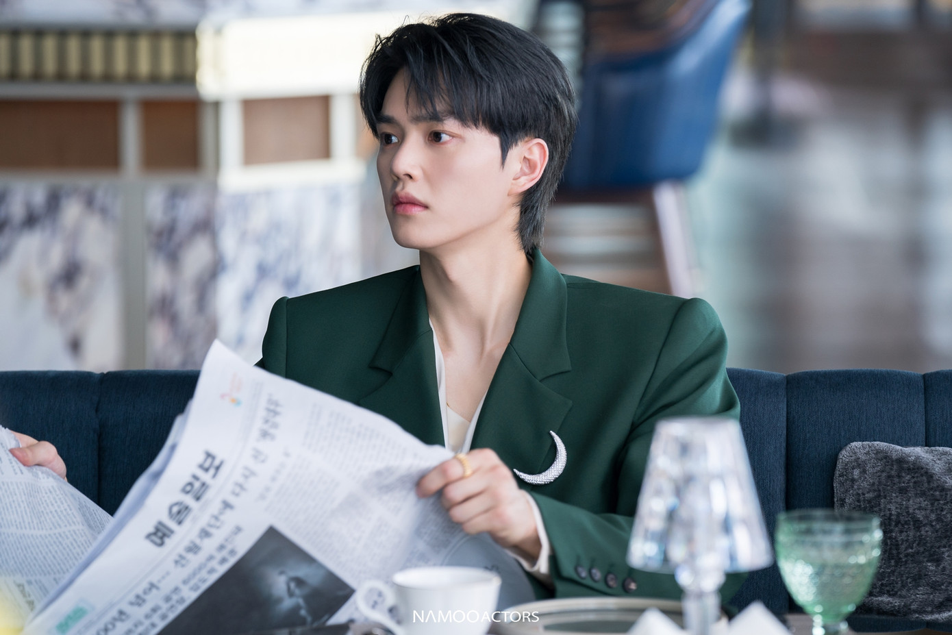 Theo QQ, tài tử Song Kang đang là ngôi sao Hàn Quốc được quan tâm bậc nhất tại Trung Quốc hiện tại, sau khi bộ phim truyền hình My Demon (Chàng quỷ của tôi) phát sóng. Vai diễn ác quỷ Jung Gu Won với tính cách bá đạo, miệng chua ngoa và ngoại hình sáng màn ảnh giúp Song Kang ghi dấu ấn với khán giả.