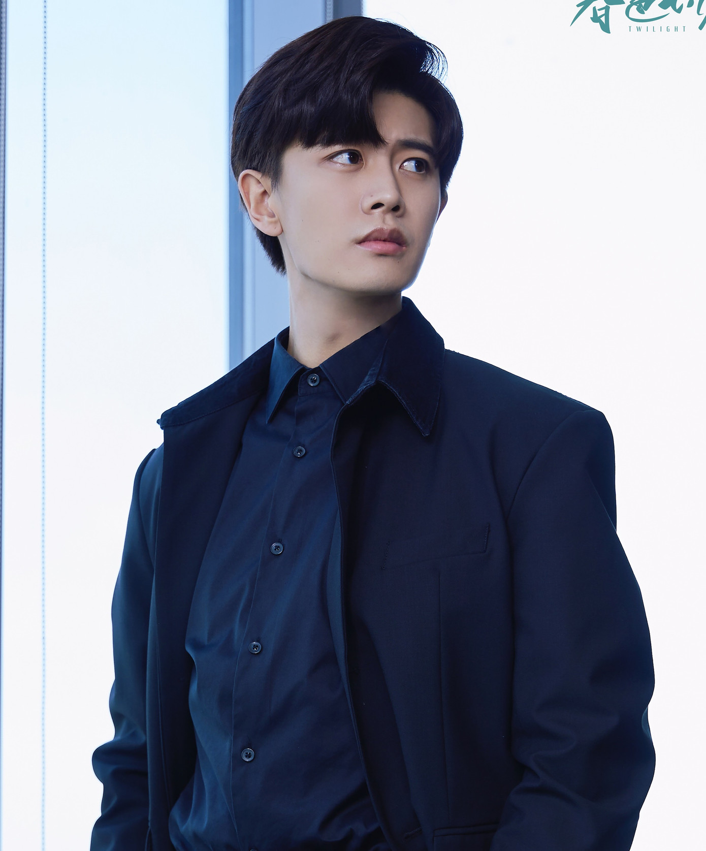 Việc Nhậm Gia Luân bị tố ngoại tình gây chấn động mạng xã hội Trung Quốc và trở thành chủ đề nóng nhất trên Weibo. Việc Nhậm Gia Luân bị tố ngoại tình gây chấn động mạng xã hội Trung Quốc và trở thành chủ đề nóng nhất trên Weibo.