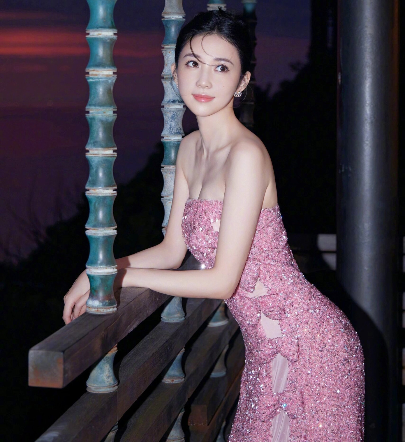 Dù cuộc sống tân hôn gặp nhiều sóng gió, tình cảm của Phan Vỹ Bá và vợ vẫn ngọt ngào, bền chặt. Dù cuộc sống tân hôn gặp nhiều sóng gió, tình cảm của Phan Vỹ Bá và vợ vẫn ngọt ngào, bền chặt.