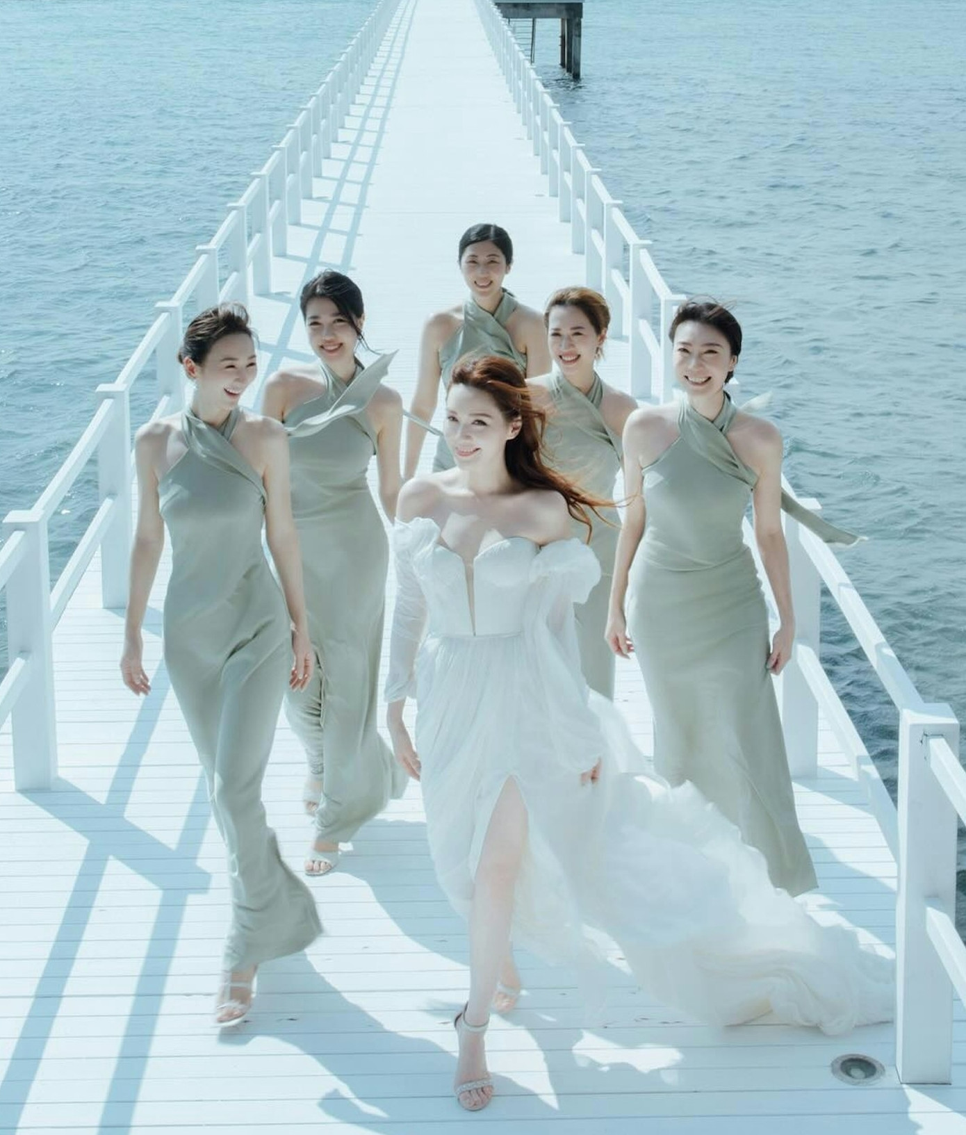 Dàn nghệ sĩ TVB vui vẻ khuấy đảo hôn lễ của Mã Quốc Minh và Thang Lạc Văn. Mã Quốc Minh và Thang Lạc Văn công khai mối quan hệ từ tháng 6/2020. Trước đó, tài tử bị bạn gái cũ là á hậu Hong Kong Huỳnh Tâm Dĩnh phản bội. Mã Quốc Minh từng có ý định kết hôn với Huỳnh Tâm Dĩnh, do đó đây là cú sốc tình cảm lớn với anh. Đặc biệt, Mã Quốc Minh tự nhận mình là người nhàm chán, hướng nội. Do đó, anh thấy may mắn vì gặp được người luôn vui vẻ, lạc quan như Thang Lạc Văn. Nhờ có Thang Lạc Văn, Mã Quốc Minh trở nên năng động, nhanh chóng vượt qua giai đoạn khó khăn. Dàn nghệ sĩ TVB vui vẻ khuấy đảo hôn lễ của Mã Quốc Minh và Thang Lạc Văn. Mã Quốc Minh và Thang Lạc Văn công khai mối quan hệ từ tháng 6/2020. Trước đó, tài tử bị bạn gái cũ là á hậu Hong Kong Huỳnh Tâm Dĩnh phản bội. Mã Quốc Minh từng có ý định kết hôn với Huỳnh Tâm Dĩnh, do đó đây là cú sốc tình cảm lớn với anh. Đặc biệt, Mã Quốc Minh tự nhận mình là người nhàm chán, hướng nội. Do đó, anh thấy may mắn vì gặp được người luôn vui vẻ, lạc quan như Thang Lạc Văn. Nhờ có Thang Lạc Văn, Mã Quốc Minh trở nên năng động, nhanh chóng vượt qua giai đoạn khó khăn.