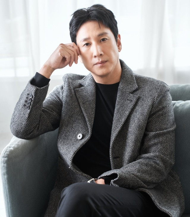 Lee Sun Kyun nổi tiếng khắp thế giới với vai diễn ông chủ giàu có trong phim Ký sinh trùng. Lee Sun Kyun nổi tiếng khắp thế giới với vai diễn ông chủ giàu có trong phim Ký sinh trùng.