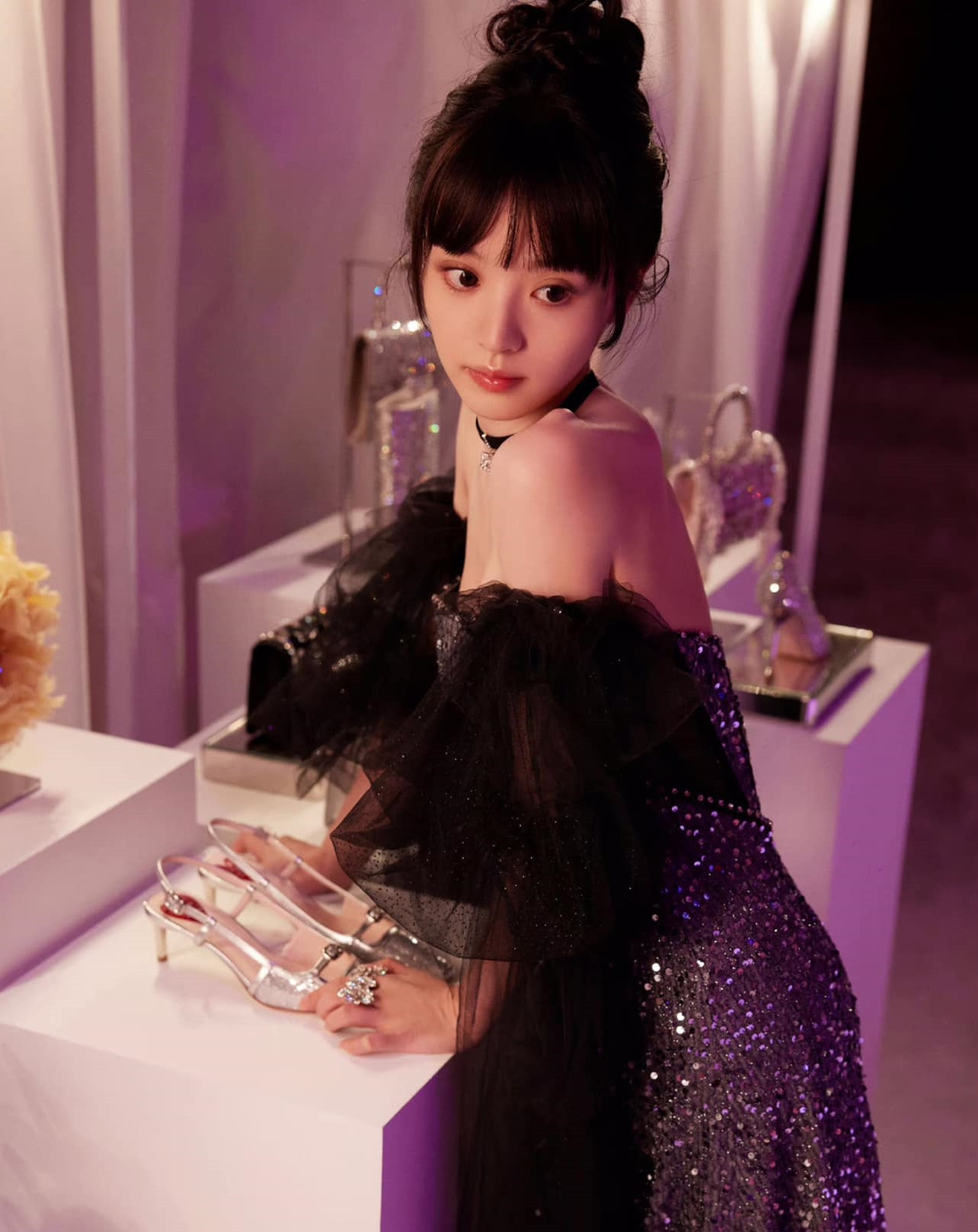 Ngoài ra, theo QQ, trong sự kiện Đêm hội Gào Thét, Điền Hi Vi được đánh giá cao khi có bài phát biểu thể hiện tham vọng trong nghề nghiệp: &quot;Trong tương lai hy vọng iQiYi tạo ra nhiều tác phẩm ngày càng tốt và chắc chắn tôi sẽ là một trong những người sáng tạo xuất sắc&quot;. Theo QQ, nhiều diễn viên trẻ hiện tại như Vương Sở Nhiên, Nhậm Mẫn, Trương Tịnh Nghi, Lý Lan Địch dù được đánh giá cao về tài năng, lại thường xuyên vướng tin thị phi. Ồn ào hẹn hò khiến khán giả đánh giá những minh tinh này không chuyên tâm phát triển nghiệp diễn. Thậm chí, như trường hợp của Vương Sở Nhiên, danh tiếng chạm đáy vì bị phát hiện vào khách sạn 3 ngày với đàn anh Dương Dương.