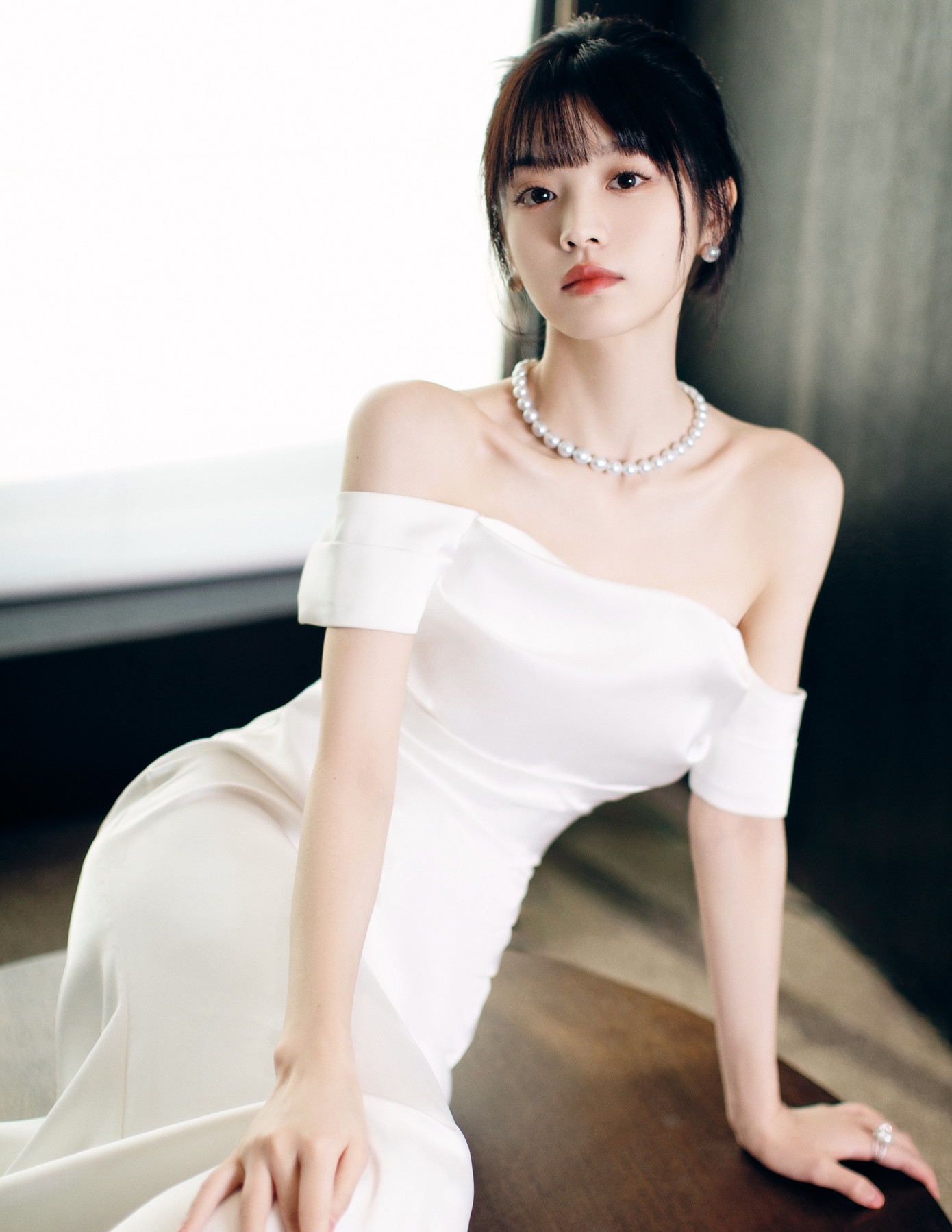 Ngoài ra, theo QQ, trong sự kiện Đêm hội Gào Thét, Điền Hi Vi được đánh giá cao khi có bài phát biểu thể hiện tham vọng trong nghề nghiệp: &quot;Trong tương lai hy vọng iQiYi tạo ra nhiều tác phẩm ngày càng tốt và chắc chắn tôi sẽ là một trong những người sáng tạo xuất sắc&quot;. Theo QQ, nhiều diễn viên trẻ hiện tại như Vương Sở Nhiên, Nhậm Mẫn, Trương Tịnh Nghi, Lý Lan Địch dù được đánh giá cao về tài năng, lại thường xuyên vướng tin thị phi. Ồn ào hẹn hò khiến khán giả đánh giá những minh tinh này không chuyên tâm phát triển nghiệp diễn. Thậm chí, như trường hợp của Vương Sở Nhiên, danh tiếng chạm đáy vì bị phát hiện vào khách sạn 3 ngày với đàn anh Dương Dương.