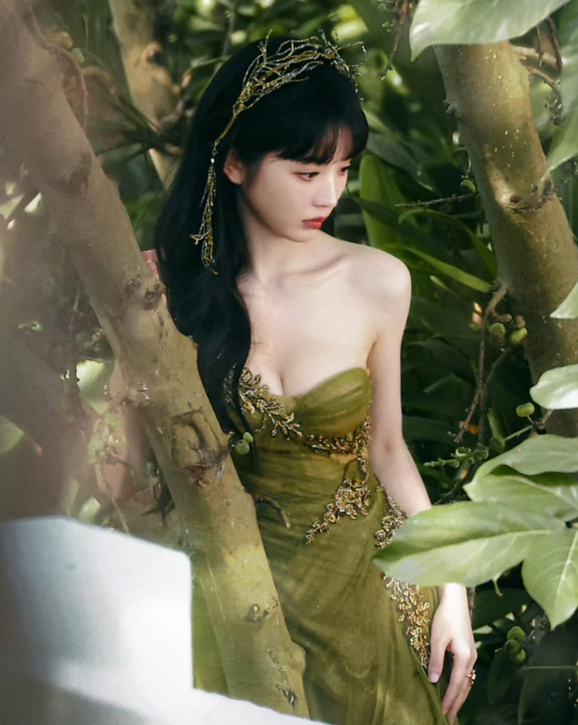 Trong sự kiện Scream Night ngày 26/11, Điền Hi Vi cùng lúc tỏa sáng trong trang phục công chúa và phong cách ngọt ngào được ví là &quot;tiểu tinh linh rừng xanh&quot;. QQ đánh giá mỗi lần Điền Hi Vi tham dự thảm đỏ đều gây ấn tượng tốt với công chúng, được đánh giá trở thành &quot;nữ hoàng thảm đỏ&quot; thế hệ mới.