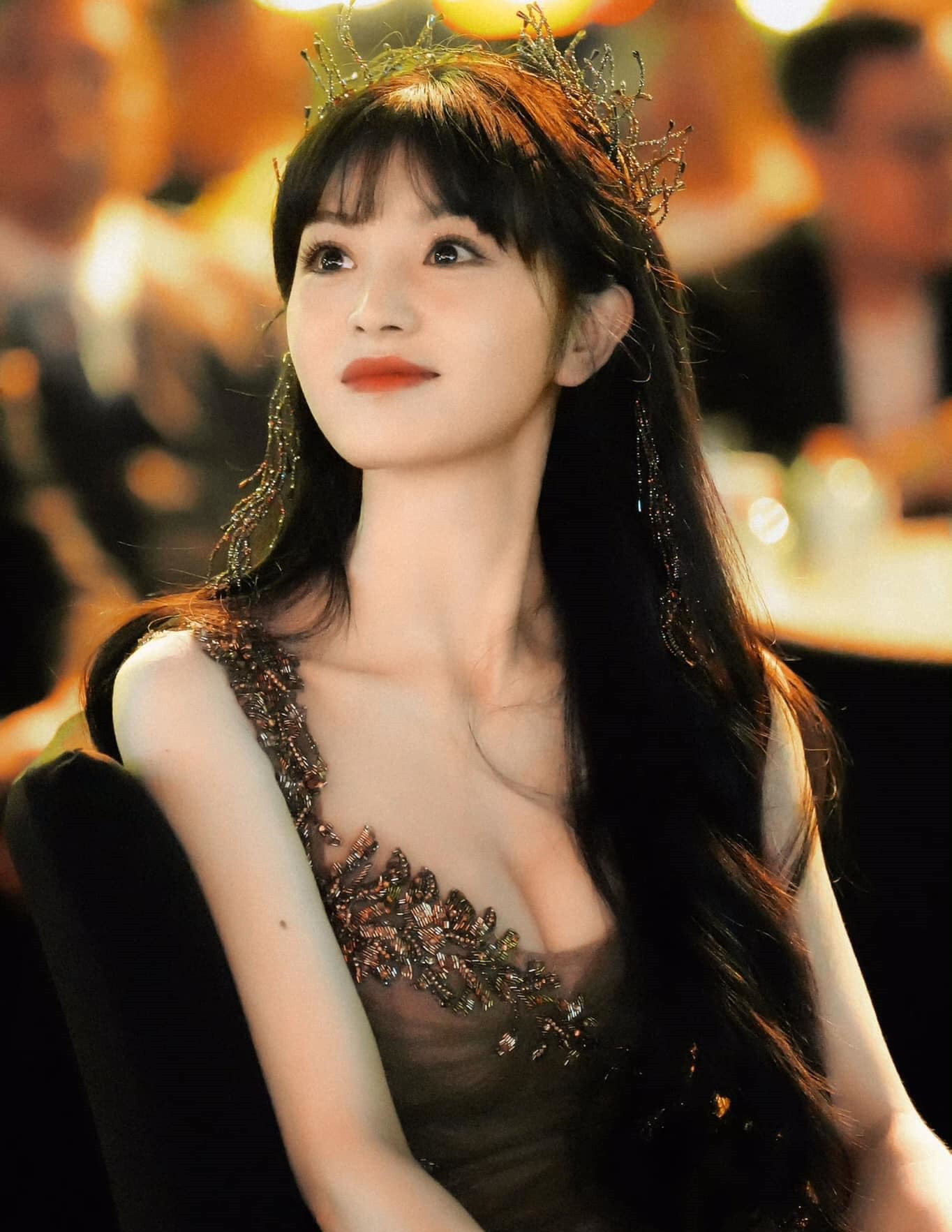 QQ đưa tin sự kiện Scream Night (Đêm hội gào thét) do mạng video iQiYi tổ chức có sự tham gia của nhiều diễn viên đang là ngôi sao lưu lượng hot tại Trung Quốc như Dương Mịch, Bạch Lộc, Ngu Thư Hân, Lưu Thi Thi, Vương Hạc Đệ, Trương Lăng Hách, Điền Hi Vi... Trong đó, Điền Hi Vi trở thành tiểu hoa đán sinh sau năm 1995 có tạo hình ghi được dấu ấn mạnh nhất. Từ khóa &quot;Điền Hi Vi nhìn vào là biết công chúa&quot; trở thành một trong những chủ đề hot, đạt tới hơn 140 triệu lượt đọc.