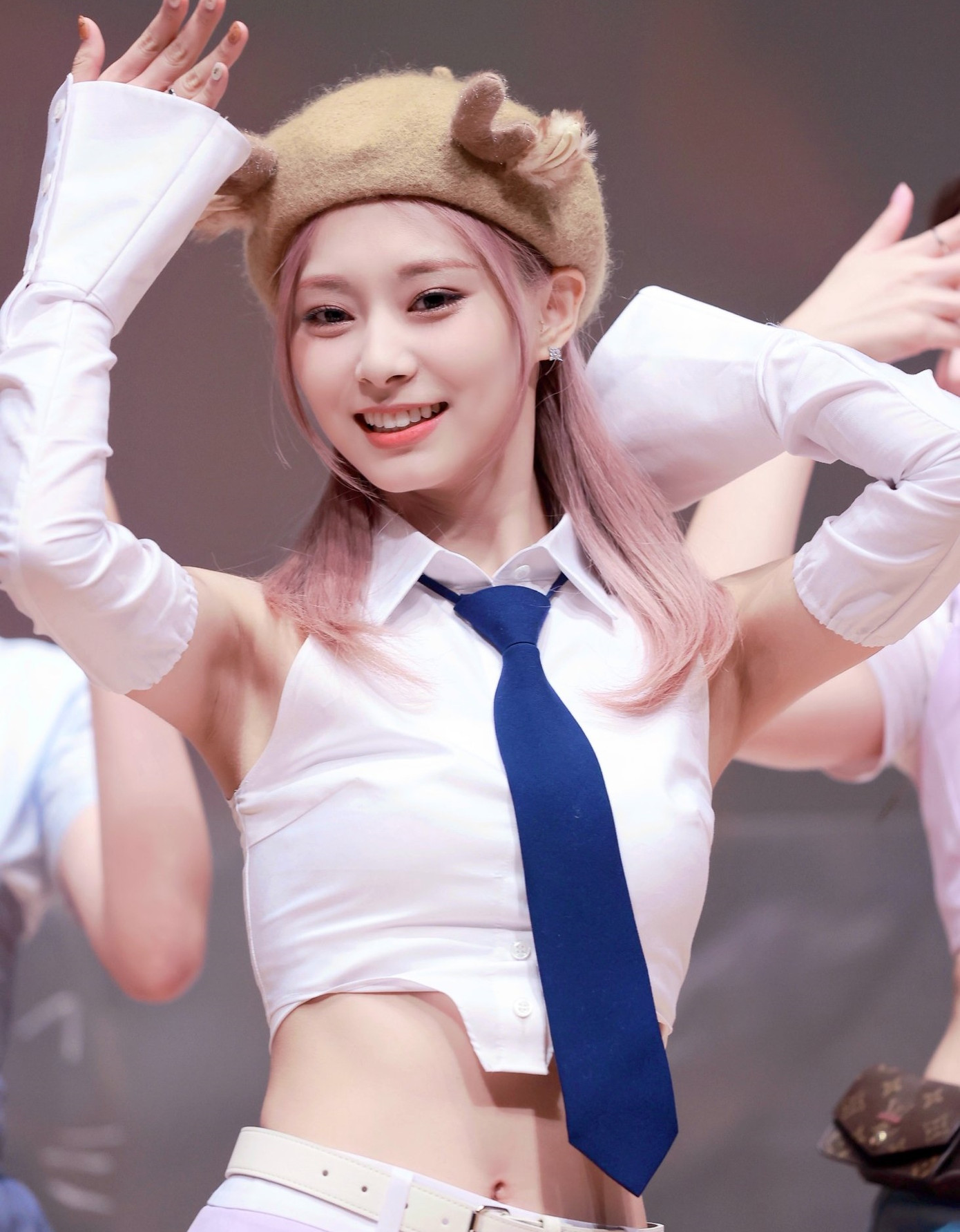 Tzuyu có lượng fan đông đảo, được đánh giá là có tiềm năng phát triển hoạt động cá nhân, nhưng không được công ty quản lý JYP Entertainment ưu ái. Tzuyu có lượng fan đông đảo, được đánh giá là có tiềm năng phát triển hoạt động cá nhân, nhưng không được công ty quản lý JYP Entertainment ưu ái.