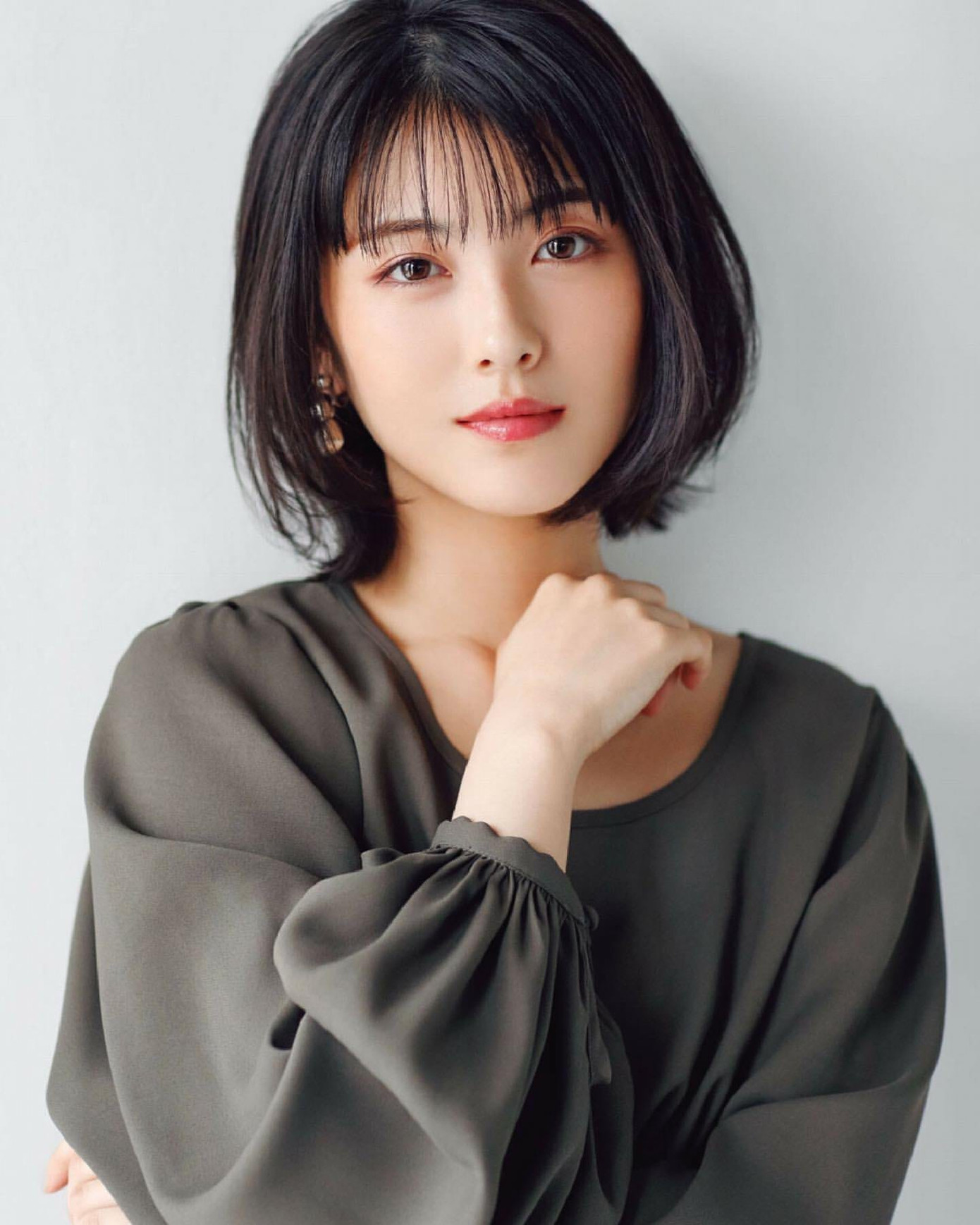 Hamabe Minami - Mỹ nữ Kimono thế hệ mới của xứ sở Phù Tang đứng thứ 6 nhờ gương mặt xinh đẹp tựa như sương sớm, vừa trong trẻo sinh động, vừa có khí chất kiêu kỳ lạnh lùng. "Hamabe Minami xinh như bông tuyết tinh khiết, có vẻ đẹp ửng hồng của hoa anh đào", "Mặc Kimono quá hợp, đây có lẽ là diễn viên mặc Kimono đẹp nhất tôi từng biết"... Đó là những bình luận khen ngợi "có cánh" của khán giả dành cho nữ diễn viên.