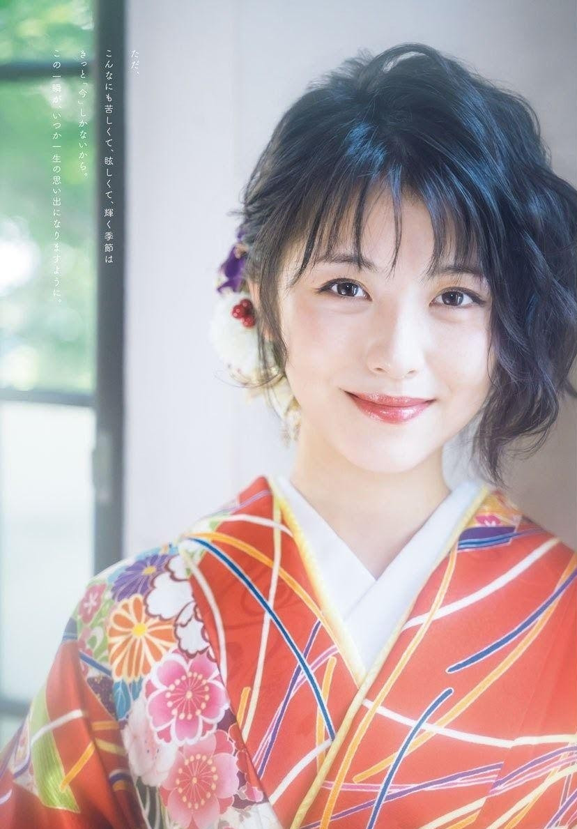 Hamabe Minami - Mỹ nữ Kimono thế hệ mới của xứ sở Phù Tang đứng thứ 6 nhờ gương mặt xinh đẹp tựa như sương sớm, vừa trong trẻo sinh động, vừa có khí chất kiêu kỳ lạnh lùng. "Hamabe Minami xinh như bông tuyết tinh khiết, có vẻ đẹp ửng hồng của hoa anh đào", "Mặc Kimono quá hợp, đây có lẽ là diễn viên mặc Kimono đẹp nhất tôi từng biết"... Đó là những bình luận khen ngợi "có cánh" của khán giả dành cho nữ diễn viên.