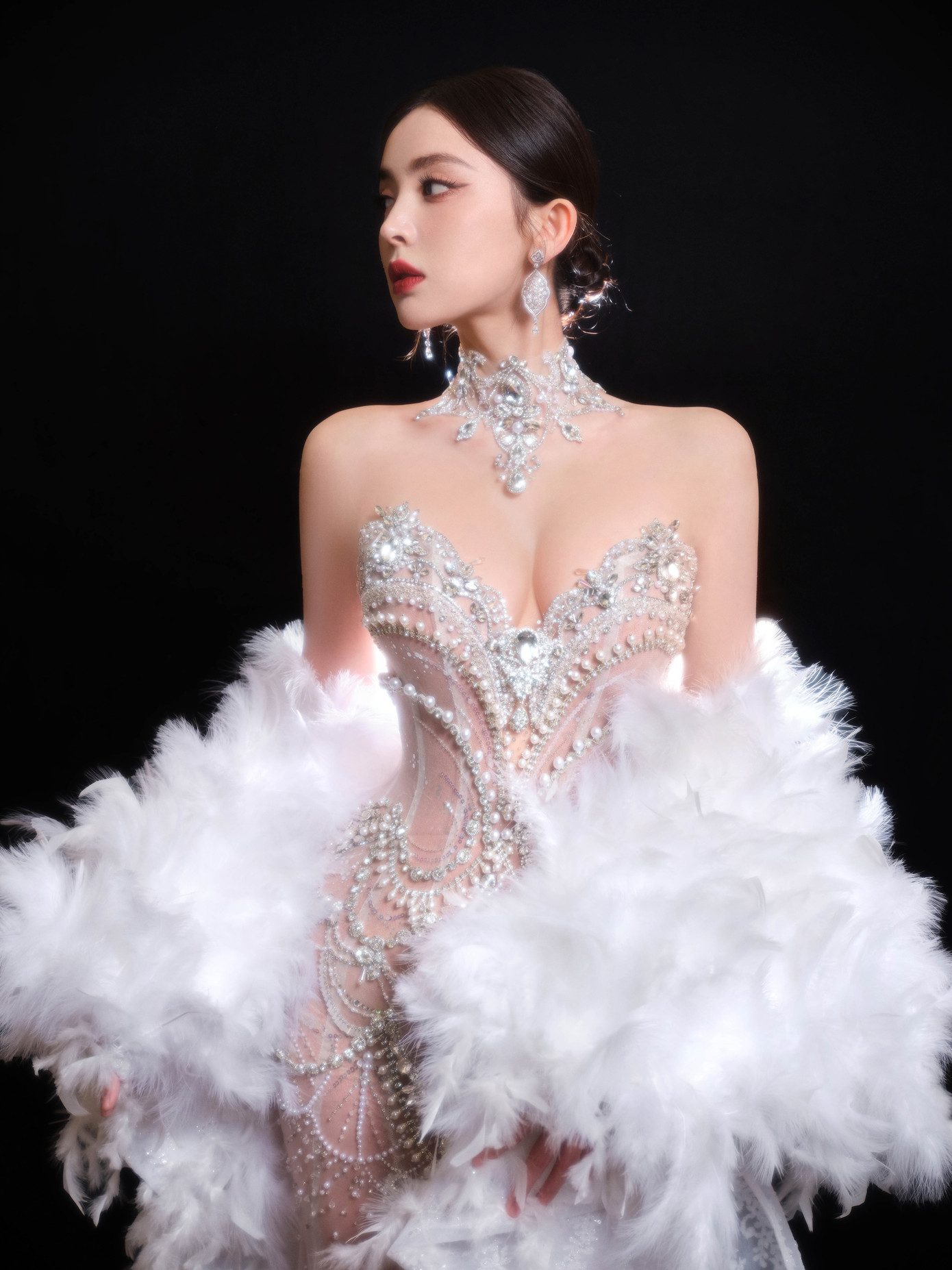 Theo QQ, trong bộ lễ phục đầu tiên, Cổ Lực Na Trát lựa chọn thiết kế gợi cảm, tôn dáng của NTK Phạm Đặng Anh Thư. Bộ váy xuyên thấu đính kết ngọc trai và lông vũ được đánh giá là giúp tôn lên làn da trắng sáng, vòng một nóng bỏng của Cổ Lực Na Trát. Bên cạnh đó, chiếc váy phom đuôi cá giúp Na Trát trở nên sang trọng, quyến rũ như một nữ thần. Cô dễ dàng đánh bại nhiều mỹ nhân khác để leo lên vị trí số một tại hot search mạng xã hội Weibo với 10 triệu lượt xem cùng từ khóa &quot;Cổ Lực Na Trát một giây hạ gục&quot;.